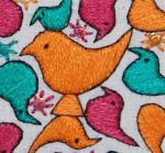 Talisman brodé Oiseau de paradis, oiseaux et bébés oiseaux en broderie d’or